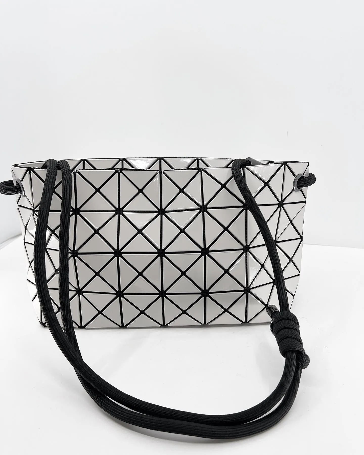 BAO BAO ISSEY MIYAKE HIGH-SHINE GEOMETRIC LOOP MESSENGER BAG
