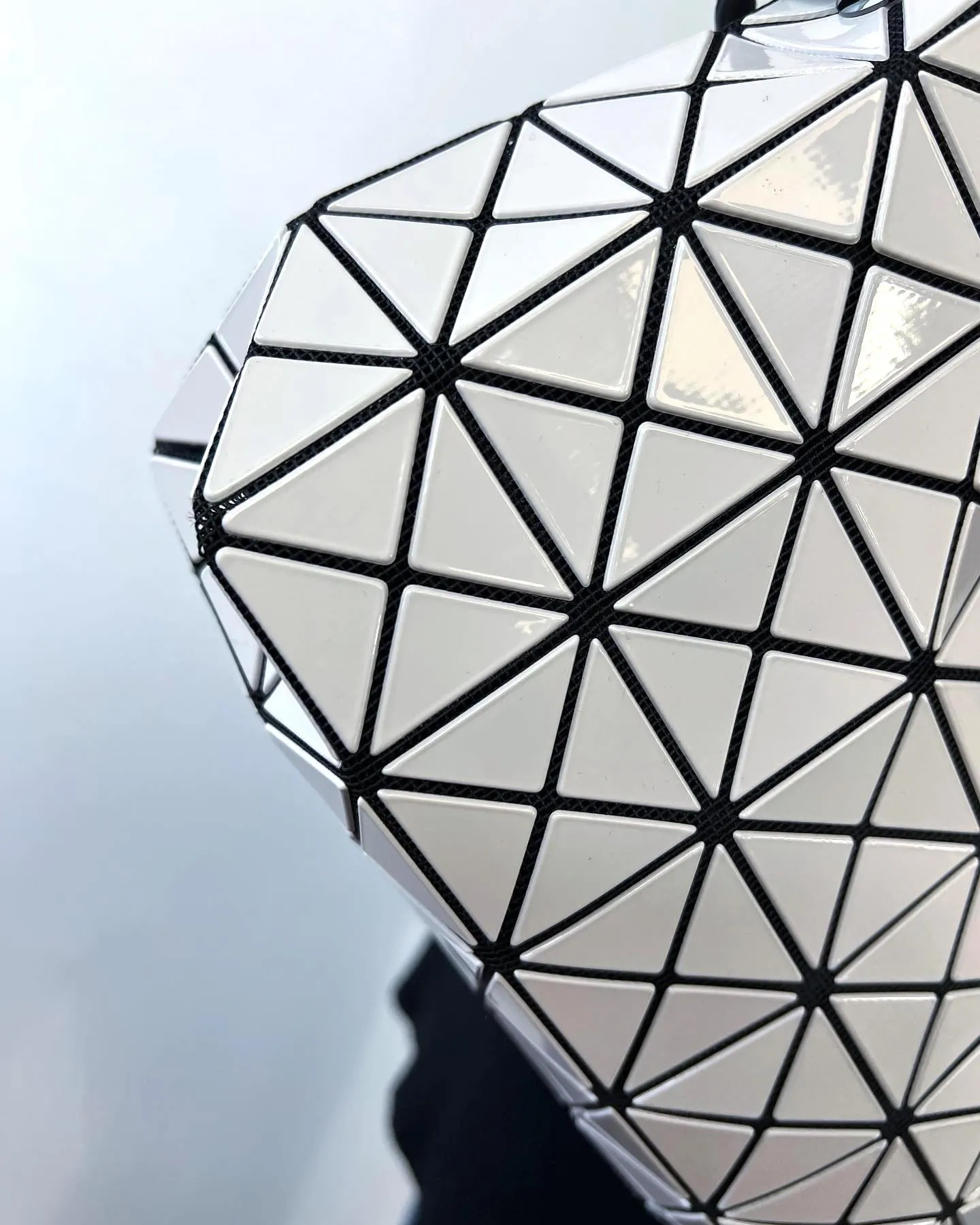 BAO BAO ISSEY MIYAKE HIGH-SHINE GEOMETRIC LOOP MESSENGER BAG