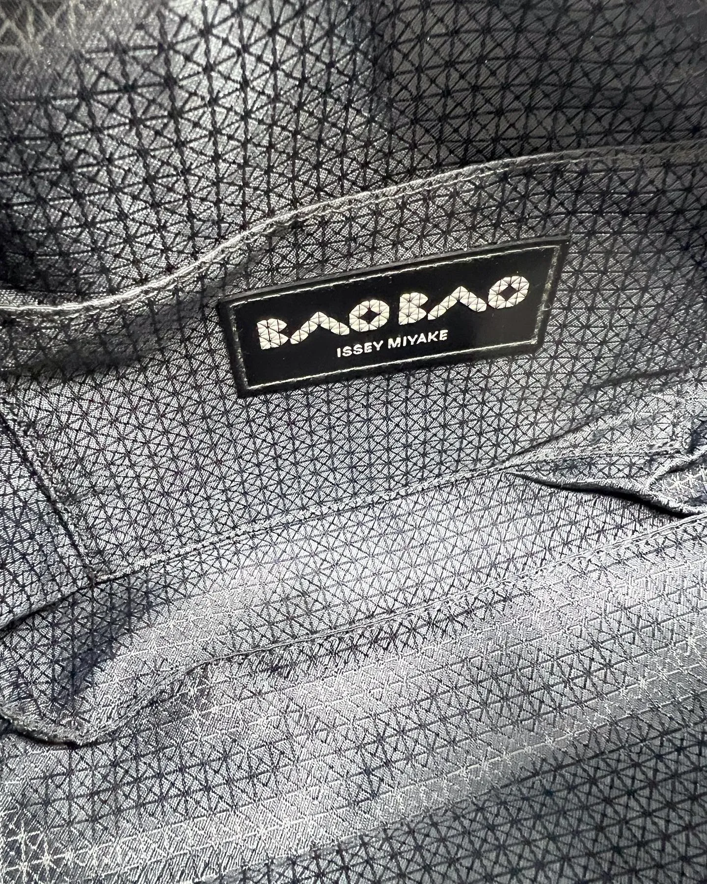 BAO BAO ISSEY MIYAKE HIGH-SHINE GEOMETRIC LOOP MESSENGER BAG