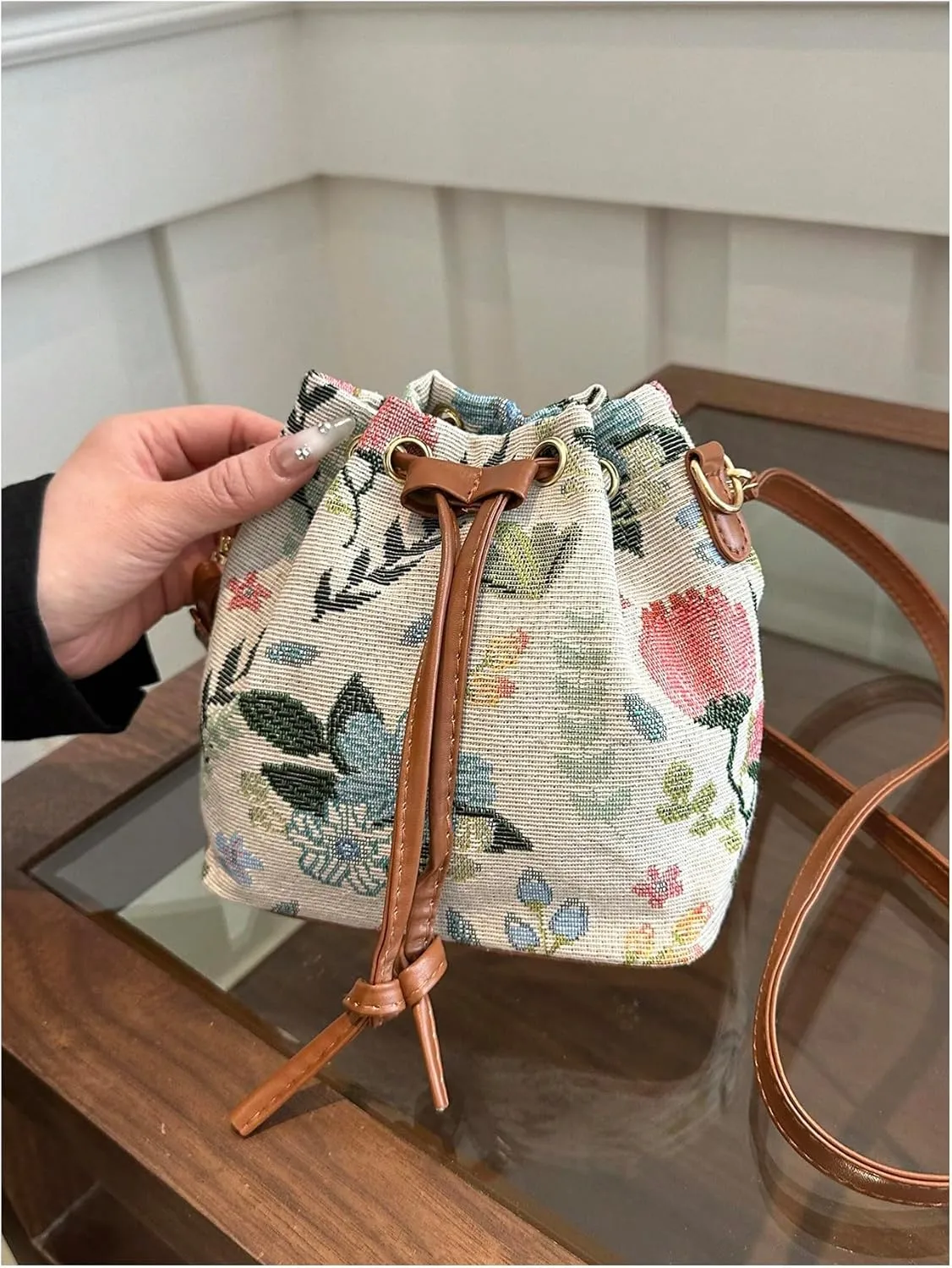 QWINEE Women's Floral Drawstring Bucket Bag Retro Vintage Small Crossbody Bag with Detachable Strap