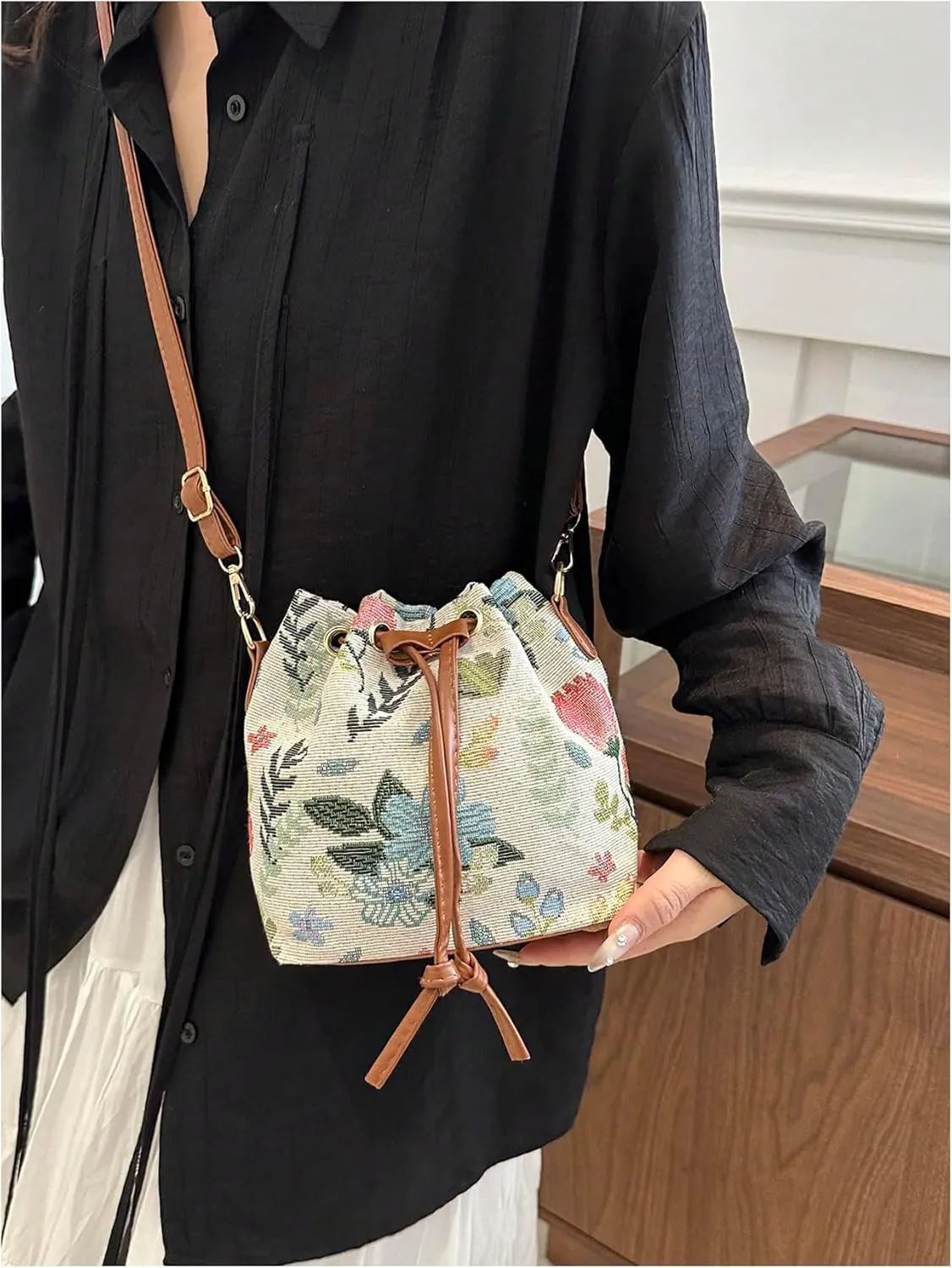 QWINEE Women's Floral Drawstring Bucket Bag Retro Vintage Small Crossbody Bag with Detachable Strap