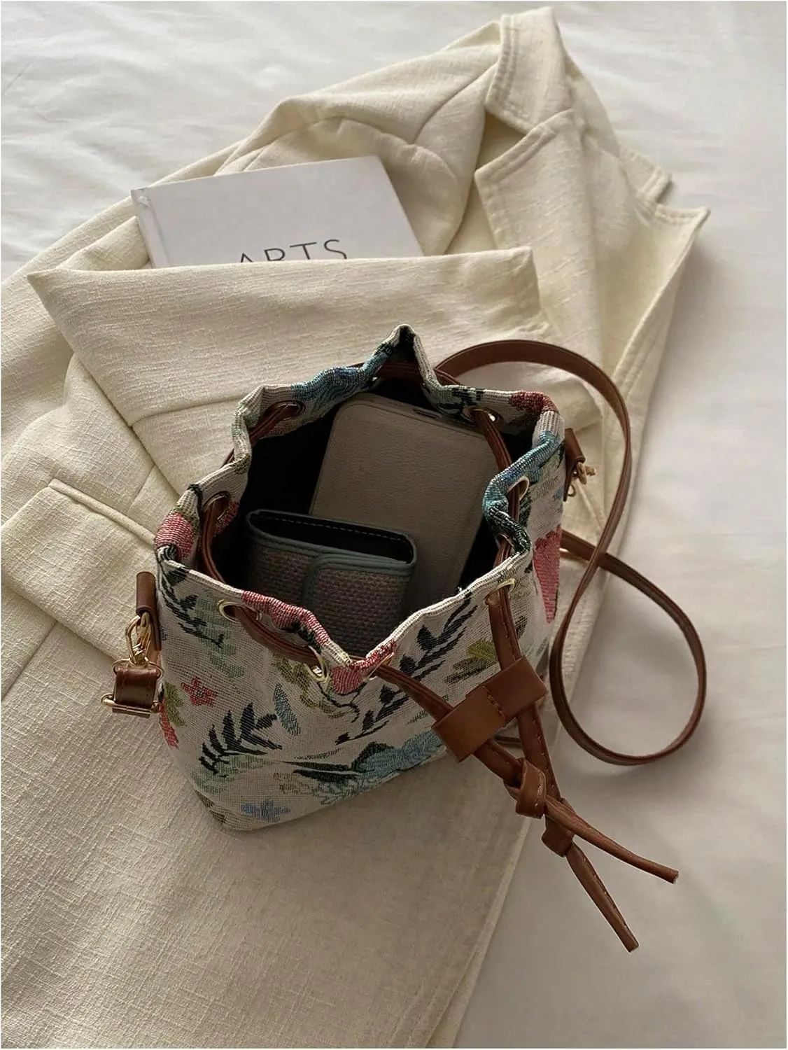 QWINEE Women's Floral Drawstring Bucket Bag Retro Vintage Small Crossbody Bag with Detachable Strap